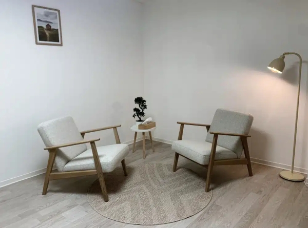 Géraldine Dörig, Hypnothérapeute certifiée et agréée ASCA, Maître Reiki et praticienne en accompagnement thérapeutique centré sur l’écoute du corps.