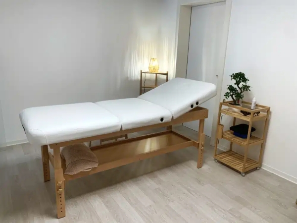 Géraldine Dörig, Hypnothérapeute certifiée et agréée ASCA, Maître Reiki et praticienne en accompagnement thérapeutique centré sur l’écoute du corps.