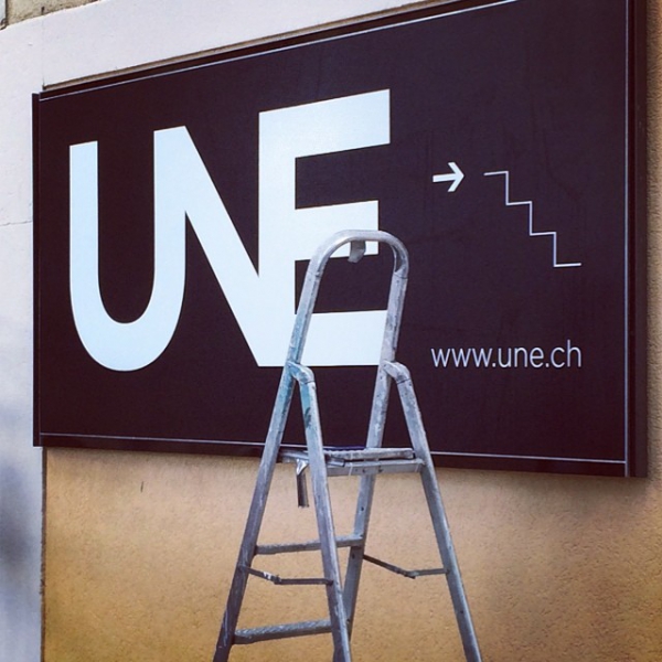 UNE
